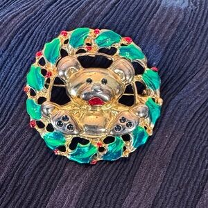 Vintage 70’s-80’s Teddy Bear Christmas Wreath Brooch – Gold Tone
